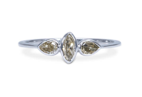 טבעת אירוסין מזהב לבן וינטג סטייל בשיבוץ יהלומים חומים-שמפנייה