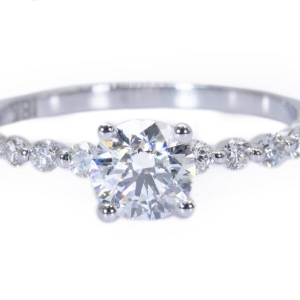 טבעת מזהב לבן משובצת יהלומים