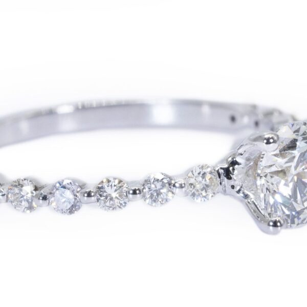 טבעת מזהב לבן משובצת יהלומים