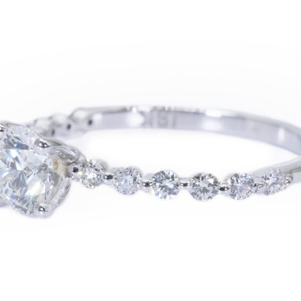 טבעת מזהב לבן משובצת יהלומים