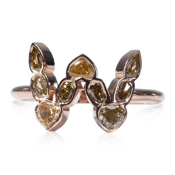 טבעת אות בשיבוץ יהלומים צבעוניים טבעיים רוז גולד האות הינה D. משלבת 3 יהלומי לב