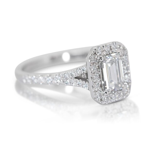 טבעת אירוסין מזהב לבן משובצת יהלום אמרלד טבעי