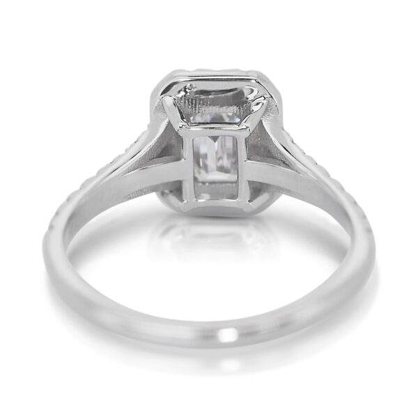 טבעת אירוסין מזהב לבן משובצת יהלום אמרלד טבעי