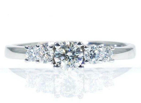 טבעת חמישה יהלומים לאישה