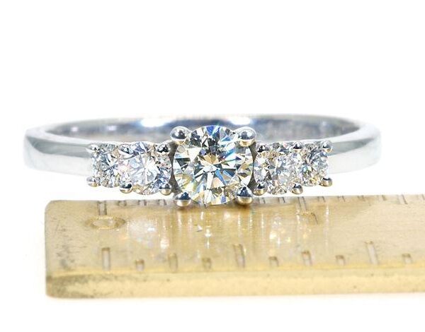 טבעת חמישה יהלומים לאישה