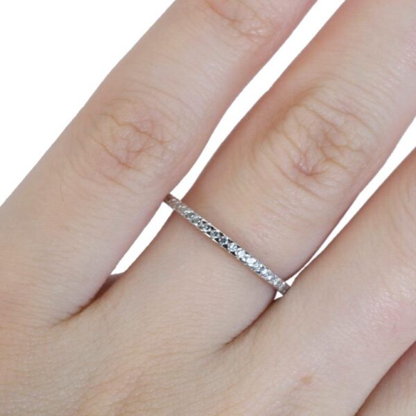 טבעת יהלומים דקה בזהב לבן