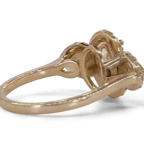 טבעת מזהב משובצת שלושה יהלומים בסגנון וינטג