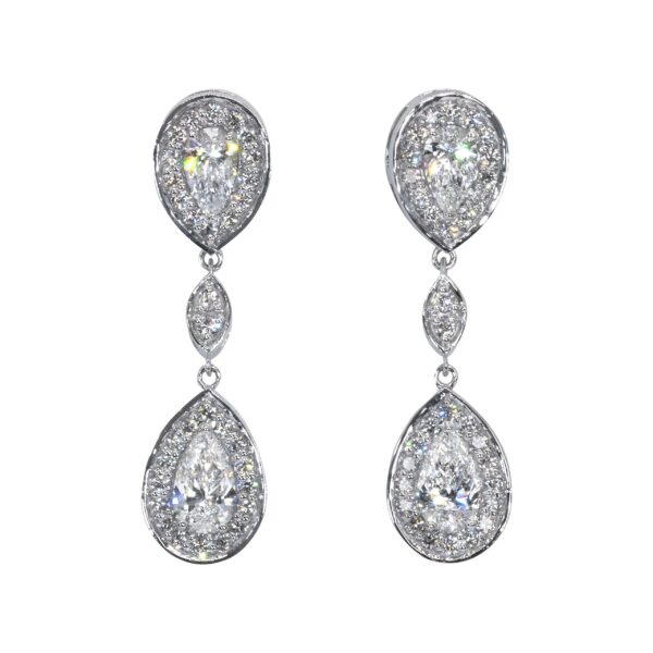 עגילי יהלומי טיפה תלויים מזהב לבן עם הילת יהלומים קטנים