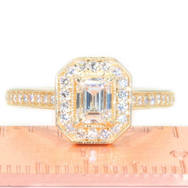 טבעת יהלום אמרלד בסגנון הילה זהב צהוב