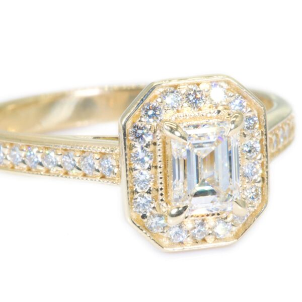 טבעת אירוסין מזהב צהוב חיתוך אמרלד בסגנון הילה