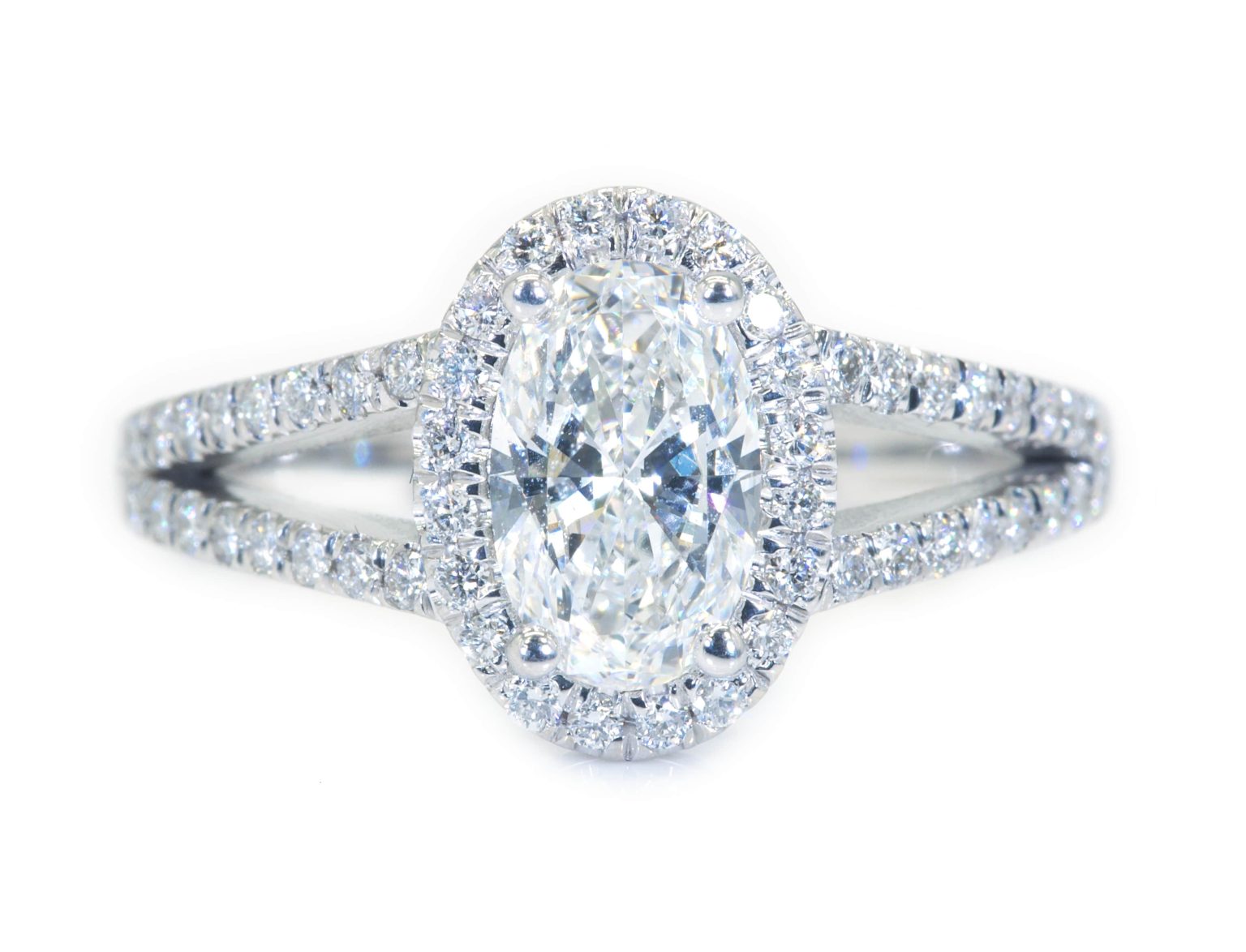 טבעת אירוסין מזהב לבן מפוצלת בעדינות יהלום אובל
