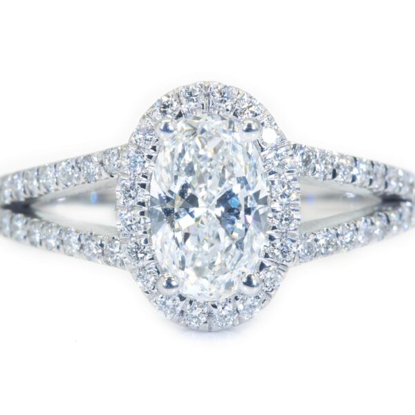 טבעת אירוסין מזהב לבן מפוצלת בעדינות יהלום אובל