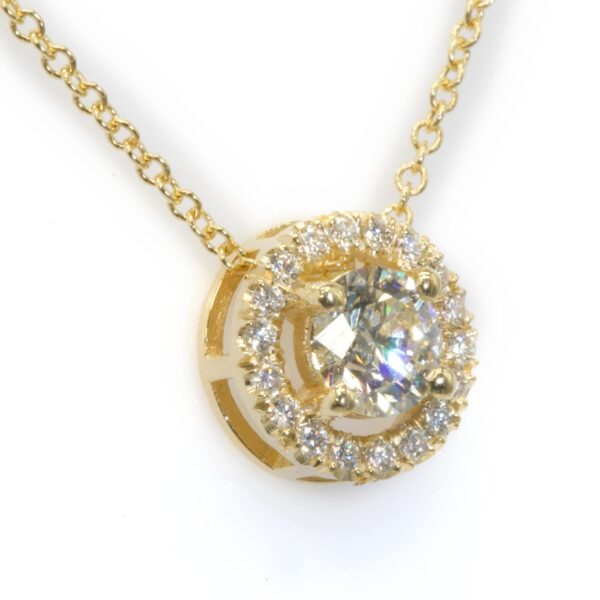 תליון יהלומים עגול מזהב צהוב בשיבוץ בסגנון הילה עם שרשרת