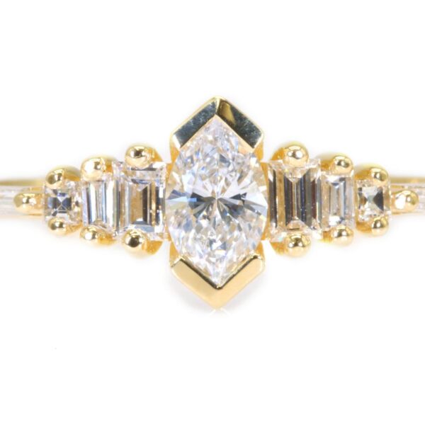 טבעת אירוסין וינטג עדינה בזהב צהוב בשיבוץ יהלום מרקיזה