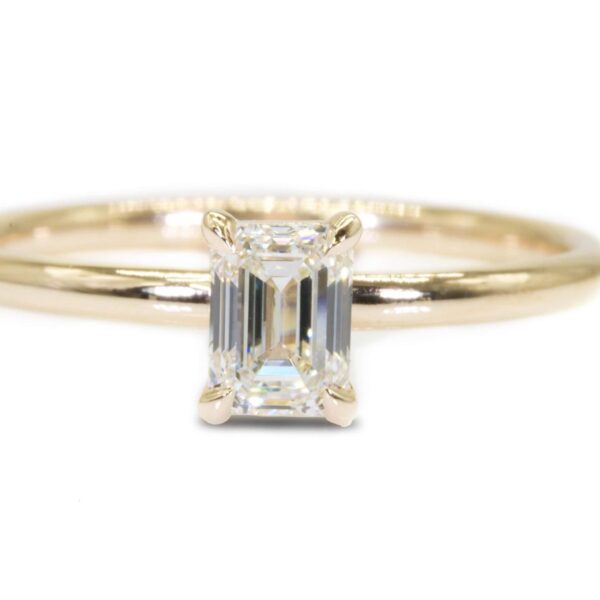 טבעת אירוסין משובצת יהלום מרובע מזהב צהוב