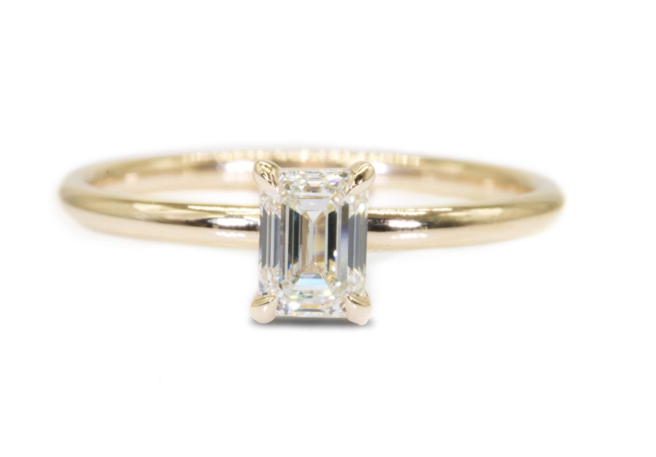 טבעת אירוסין משובצת יהלום מרובע מזהב צהוב