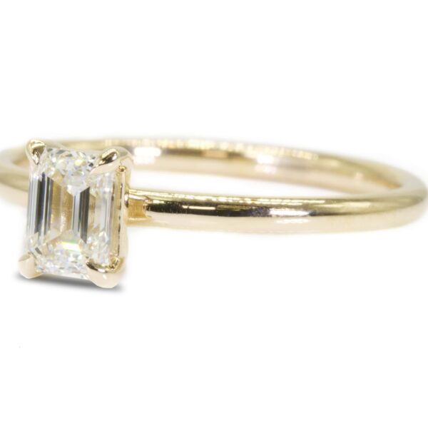 טבעת אירוסין משובצת יהלום מרובע