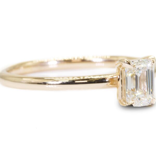 טבעת אירוסין משובצת יהלום מרובע