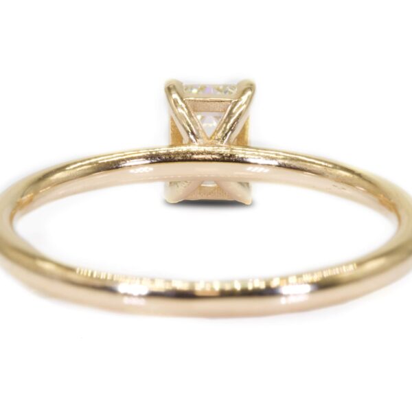 טבעת אירוסין משובצת יהלום מרובע