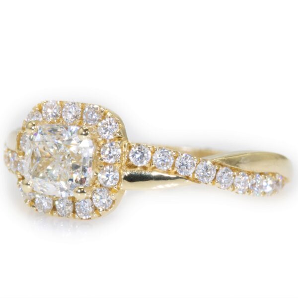 טבעת אירוסין הילה עם יהלום קושן מזהב צהוב