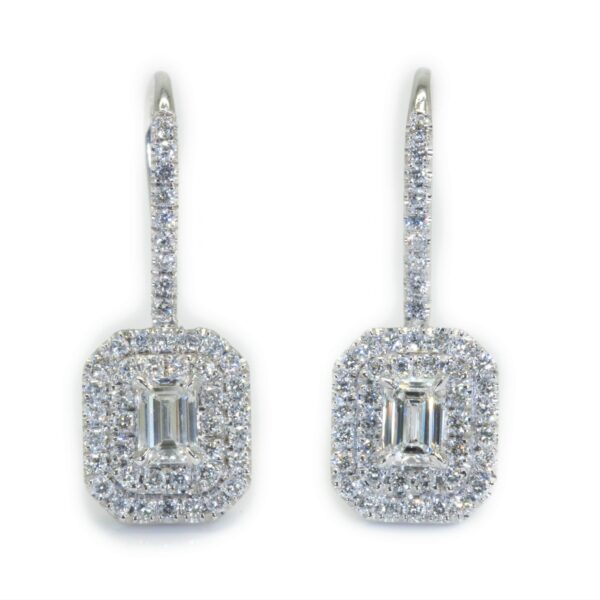 עגילי יהלום תלויים הילה מזהב לבן בליטוש אמרלד