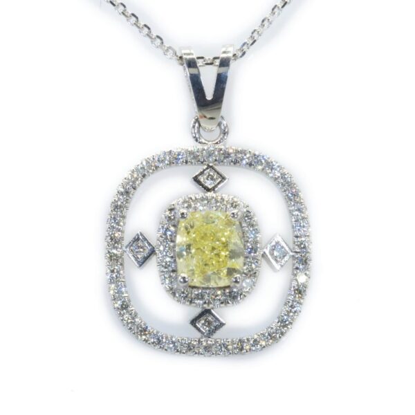 תליון יהלום פאווה מרובע בסגנון עתיק. זהב לבן