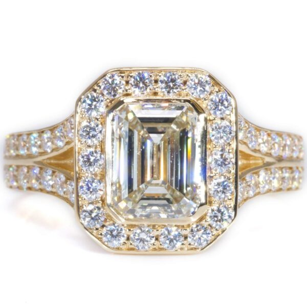 טבעת אירוסין יוקרתית רחבה זהב צהוב בשיבוץ יהלום אמרלד