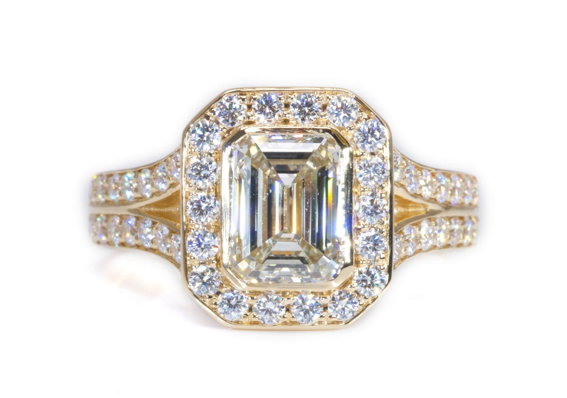 טבעת אירוסין יוקרתית רחבה זהב צהוב בשיבוץ יהלום אמרלד