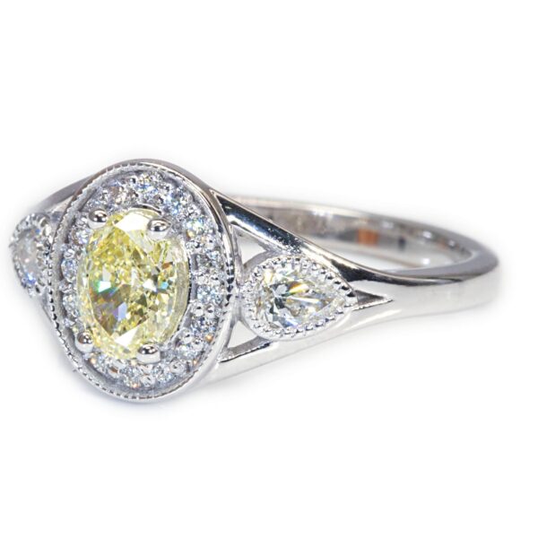 טבעת אירוסין יהלום אובל צהוב