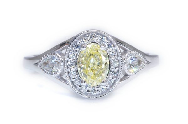טבעת אירוסין יהלום אובל צהוב משובצת בזהב לבן בסגנון וינטג