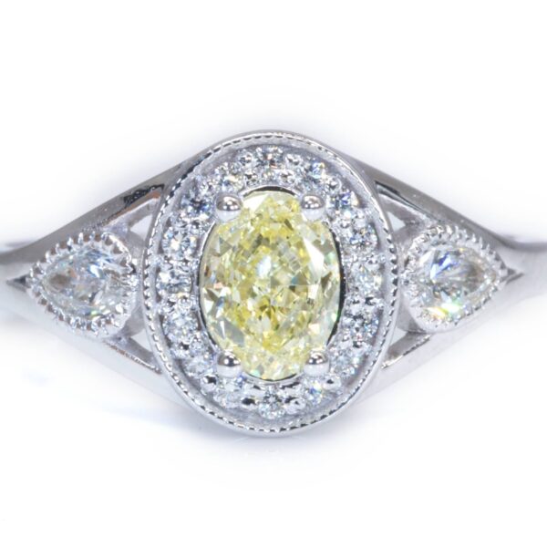טבעת אירוסין יהלום אובל צהוב משובצת בזהב לבן בסגנון וינטג