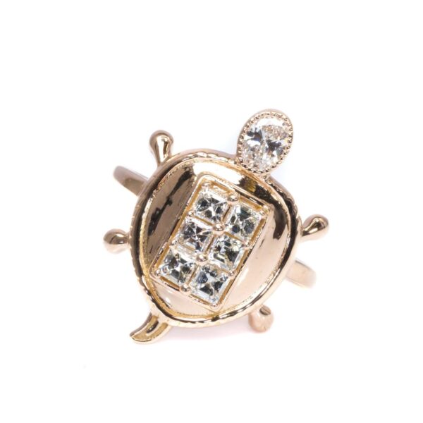 טבעת יהלומים צב ברוז גולד משובצת יהלום אובל ויהלומים ריבועיים.