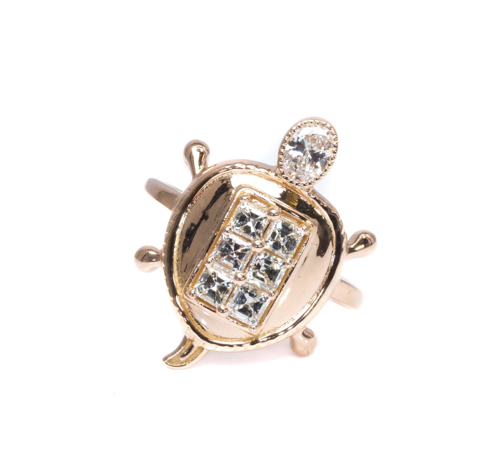 טבעת יהלומים צב ברוז גולד משובצת יהלום אובל ויהלומים ריבועיים.