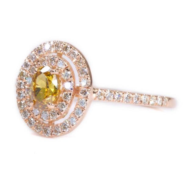 טבעת אובל בשיבוץ פאווה