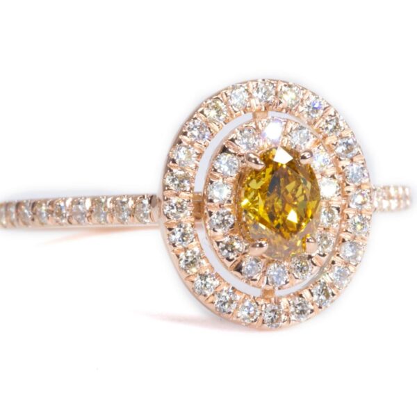 טבעת אובל בשיבוץ פאווה