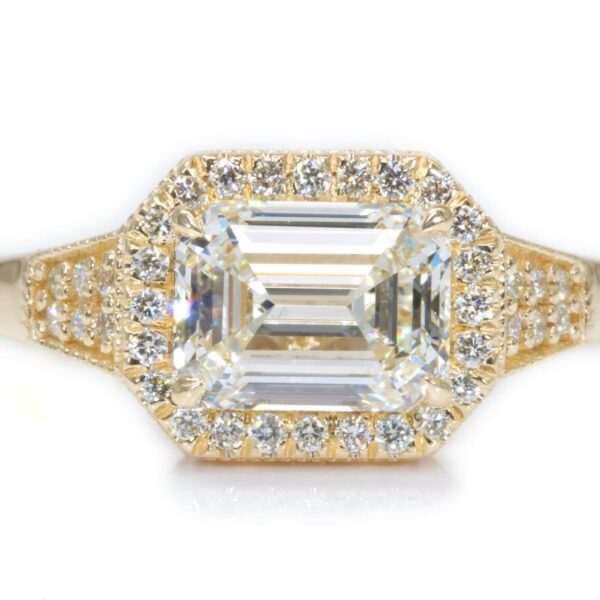 טבעת מזהב בצורת אמרלד בעיצוב מיוחד ניתנת לייצור בזהב לבן צהוב או אדום.