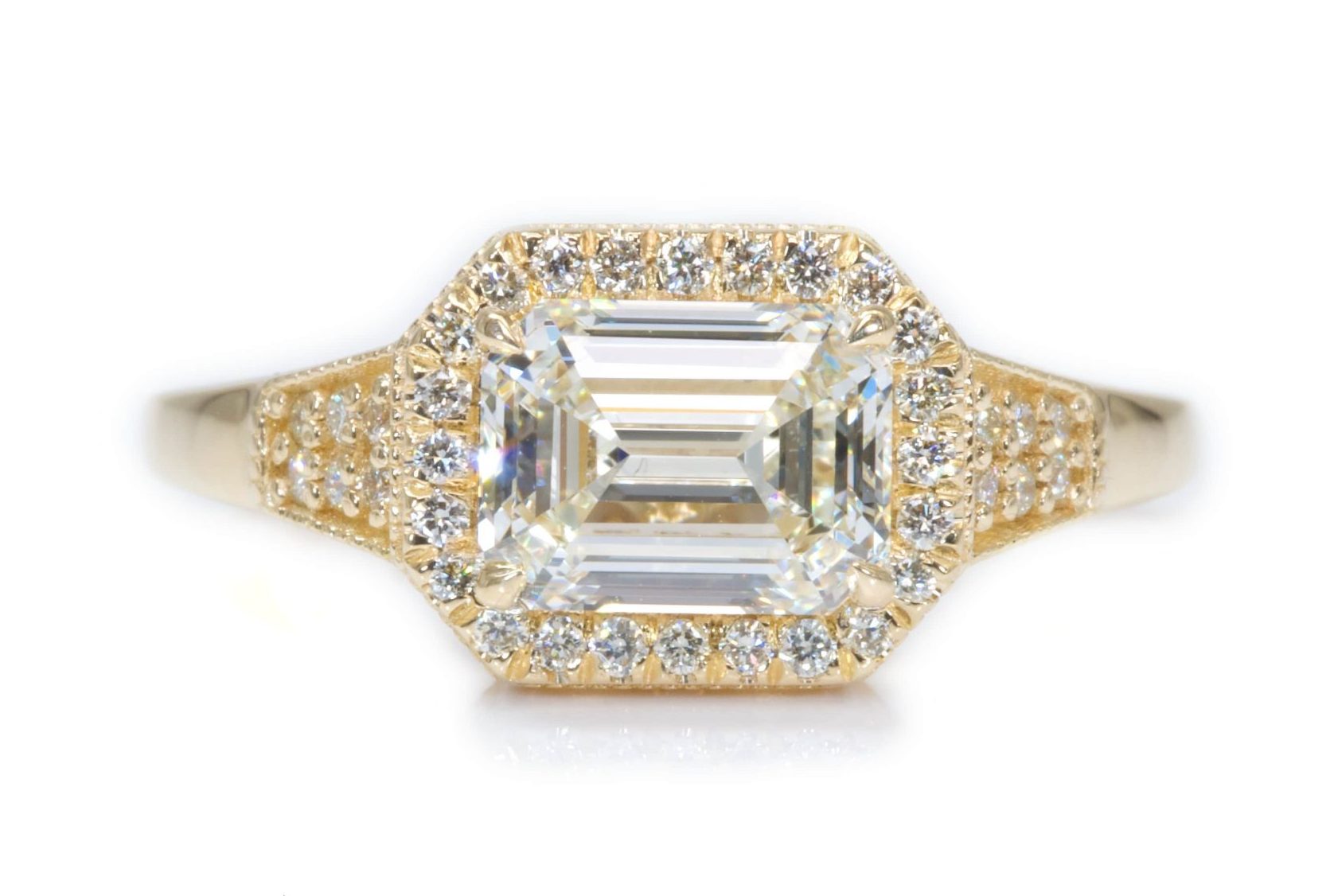טבעת מזהב בצורת אמרלד בעיצוב מיוחד ניתנת לייצור בזהב לבן צהוב או אדום.
