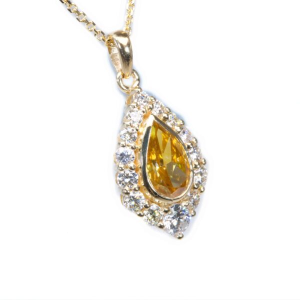 תליון יהלום טיפה מוקף יהלומים גדולים