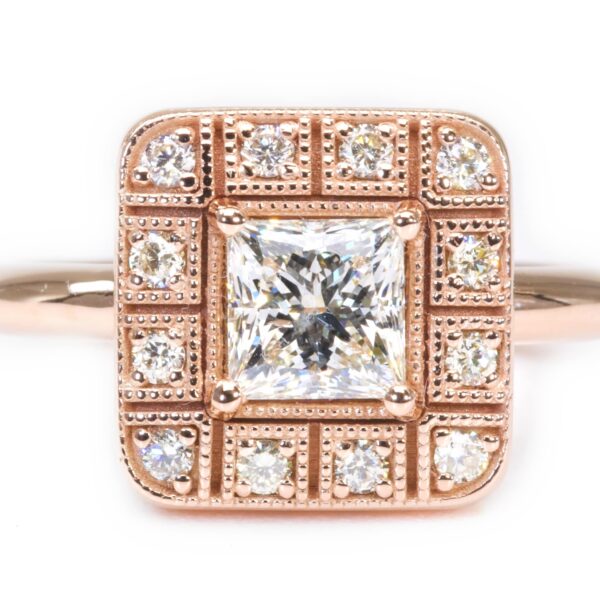 טבעת אירוסין וינטג בנגיעות ארט דקו מזהב אדום 18 קראט בשיבוץ יהלום פרינסס