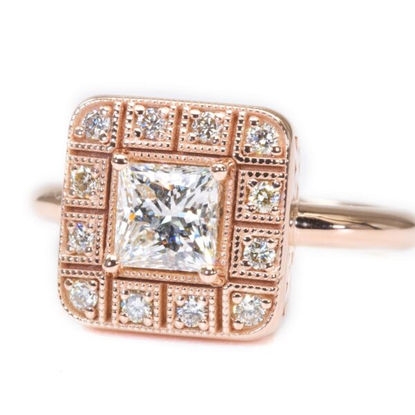 טבעת אירוסין וינטג בנגיעות ארט דקו 18 קראט בשיבוץ יהלום פרינסס