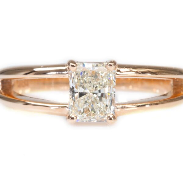 טבעת אירוסין מזהב אדום בשיבוץ יהלום אחד בחיתוך רדיאנט