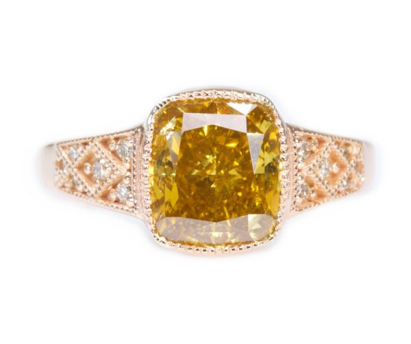 טבעת סוליטר משובצת יהלום כתום טבעי