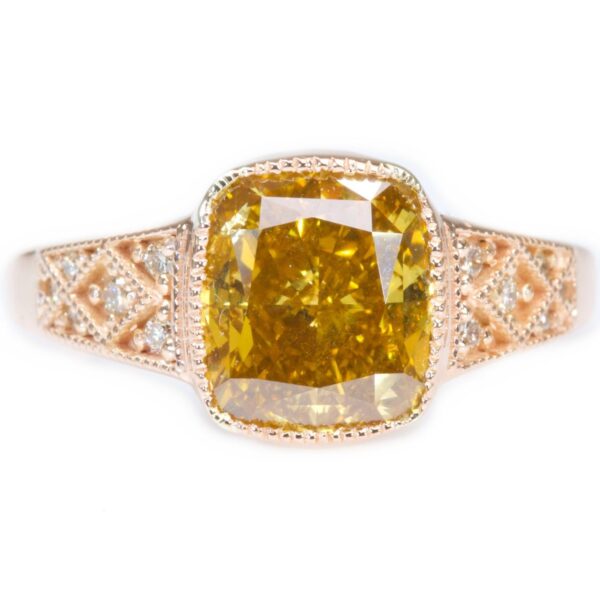 טבעת סוליטר משובצת יהלום כתום טבעי