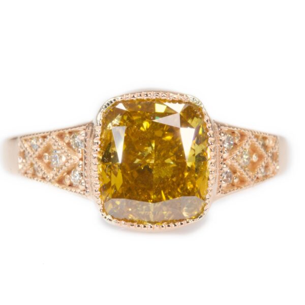 טבעת סוליטר משובצת יהלום כתום טבעי