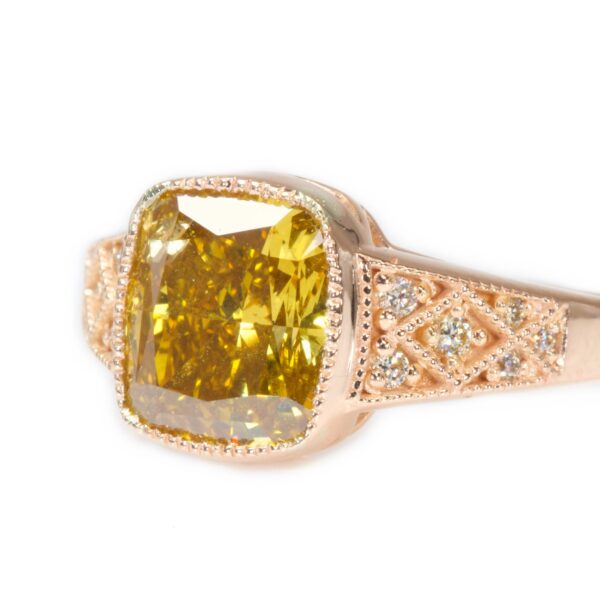 טבעת סוליטר משובצת יהלום כתום טבעי