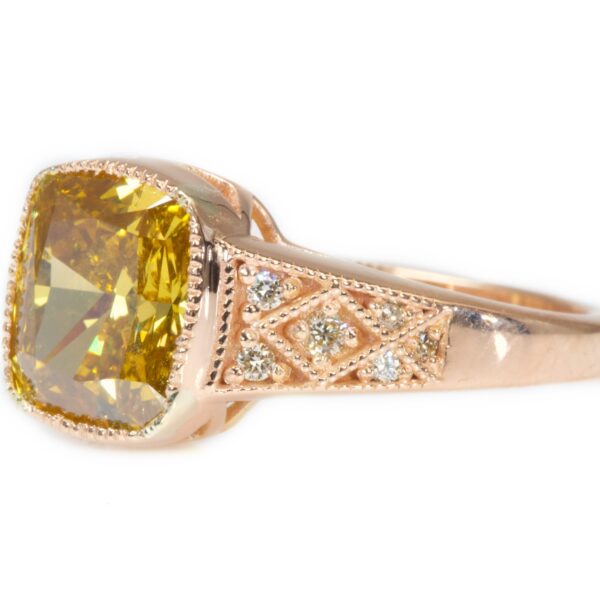 טבעת סוליטר משובצת יהלום כתום טבעי