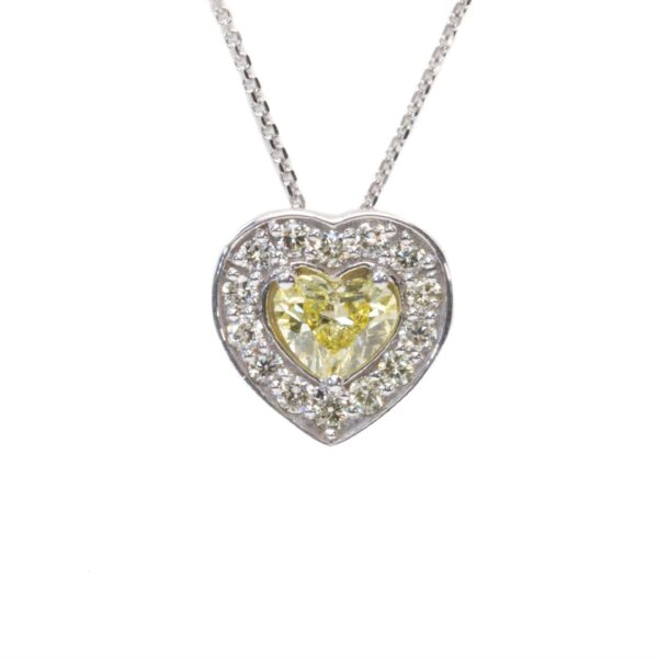 תליון לב זהב לבן בשיבוץ יהלום מרכזי צהוב