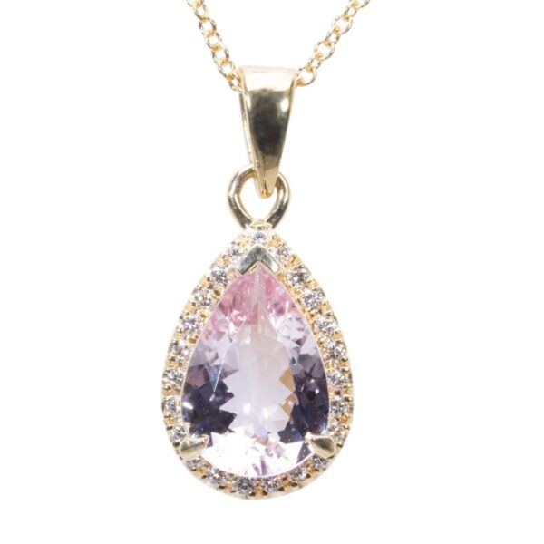 תליון אבן חן ורודה בצורת טיפה עם יהלומים