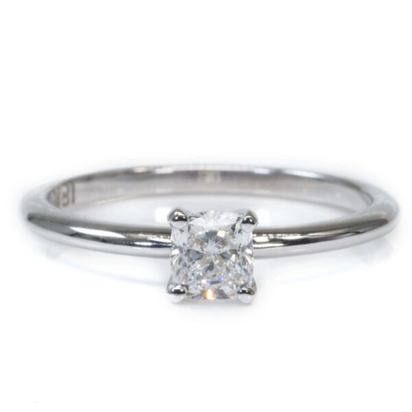 טבעת מזהב לבן משובצת יהלום מרובע קושן