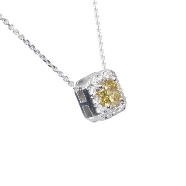 תליון יהלומים יוקרתי בשרשרת מזהב לבן